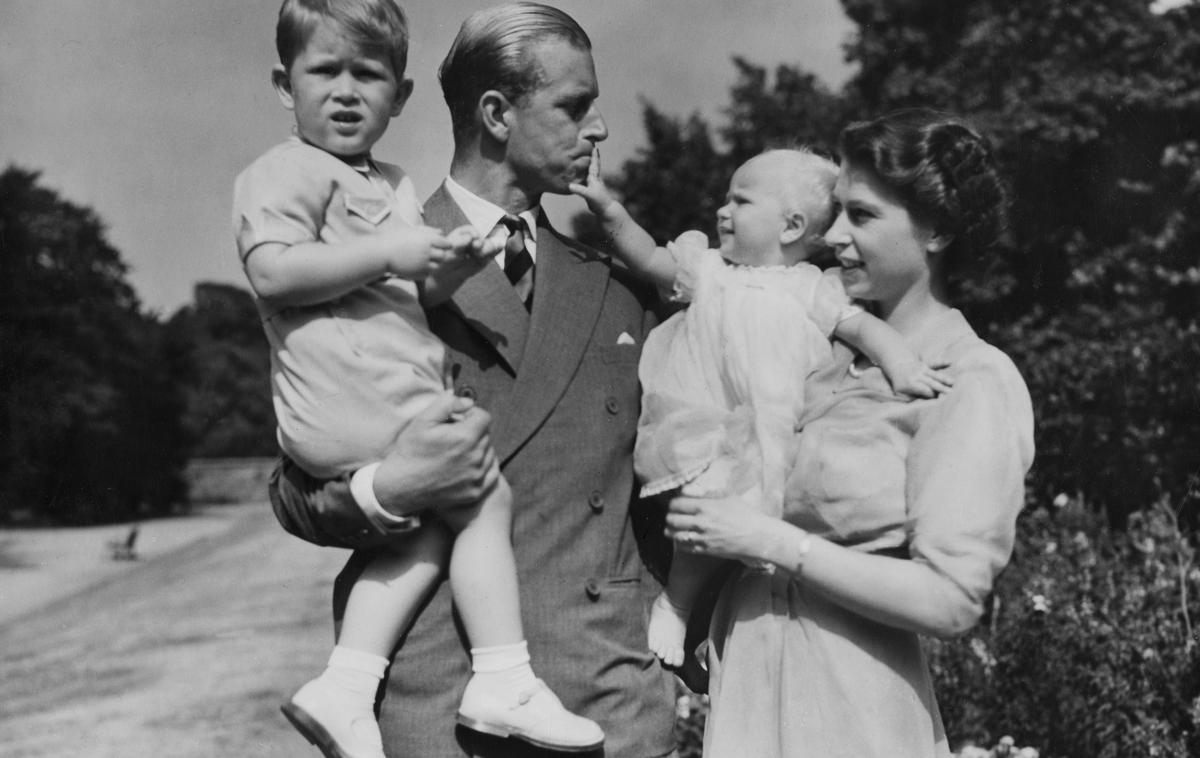 kraljeva družina | Filip in Elizabeta leta 1951 s sinom Charlesom in hčerko Anne | Foto Guliverimage