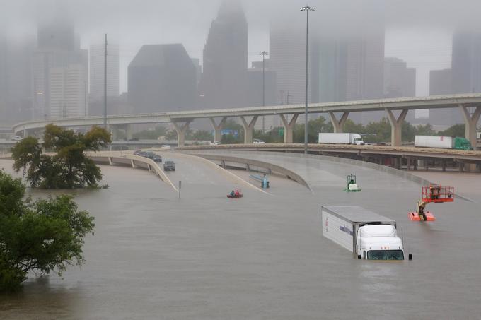 Velik del na širšem območju Houstona, največjega mesta v Teksasu, je poplavljen zaradi obilnega deževja, ki ga je prinesel orkan Harvey. | Foto: Reuters