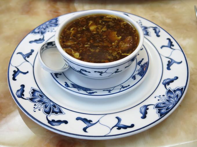 Kislo-pekoča juha, večna uspešnica, je v Hong Kong 2 ena najboljših, kar smo jih poskusili. | Foto: Miha First