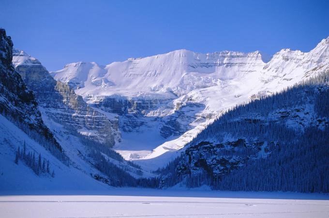 Pozimi zamrznjeno jezero Louise pod mogočnimi stenami kanadskega Skalnega gorovja | Foto: Guliverimage
