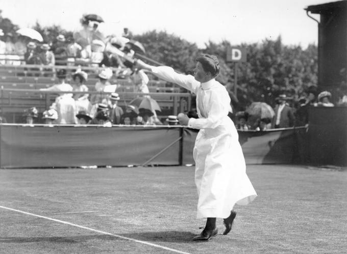 Britanska teniška igralka Charlotte Sterry, oblečena v belo, med igro. Charlotte je bila zmagovalka turnirja v  Wimbledonu v letih 1895, 1896, 1898, 1901 in 1908.  | Foto: Getty Images