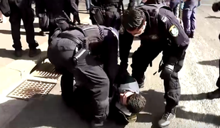 Proti ukrepom: aretirali več sto ljudi, nad protestnike s solzivcem #video #foto