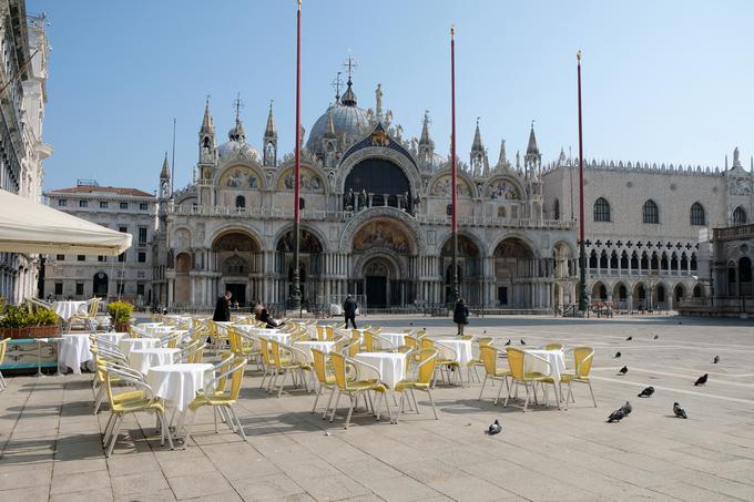 Tudi na Trgu sv. Marka v Benetkah, ki običajno zaradi gneče poka po šivih, bi obiskovalce lahko prešteli na prste ene roke.  | Foto: Reuters