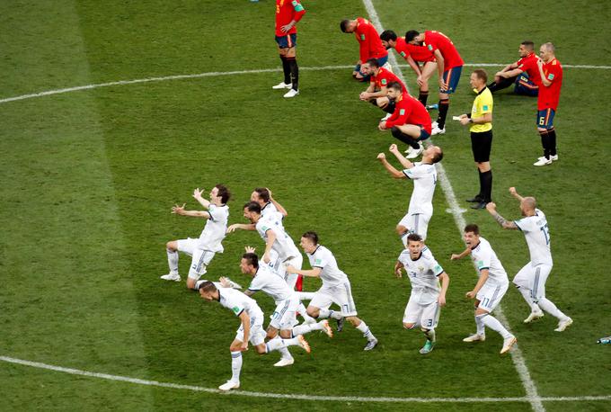 Veseli ruski in poklapani španski nogometaši po koncu enajstmetrovk. | Foto: Reuters