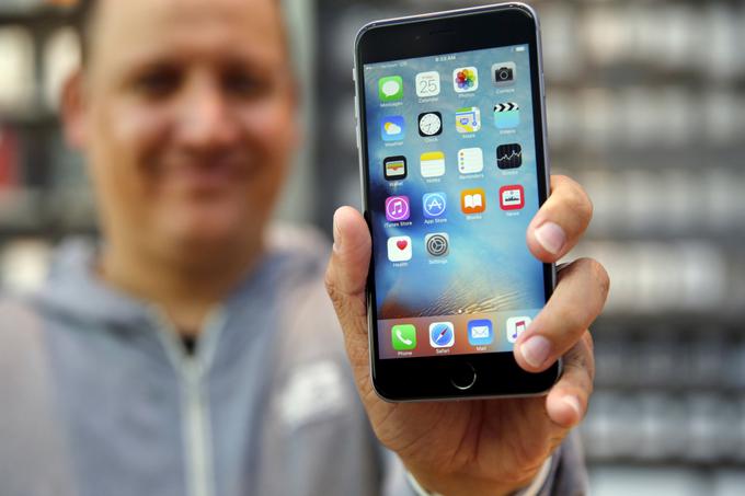 Pohitritev vseh iPhonov, ki bodo lahko poganjali iOS 12, vsaj z vidika splošne uporabnosti pomeni, da bodo nekateri starejši modeli telefonov iPhone, ki jih je danes mogoče dobiti že zelo poceni - rabljenega dve leti in pol starega iPhona 6S, ki je še danes zelo spodoben telefon, že za okrog 200 evrov - , aktualni vsaj še eno leto. Ideja za nakup? | Foto: Reuters