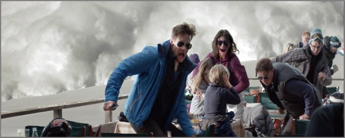 Družino na smučarskem oddihu v francoskih Alpah med kosilom v gorski koči prestraši snežni plaz in idila se v trenutku sprevrže v nočno moro. Film švedskega režiserja Rubena Östlunda z neprizanesljivim humorjem postavlja pod vprašaj vlogo moškega v sodobni družini. Senzacija festivala v Cannesu in dobitnik velike nagrade žirije v sklopu Posebni pogled. | Foto: 