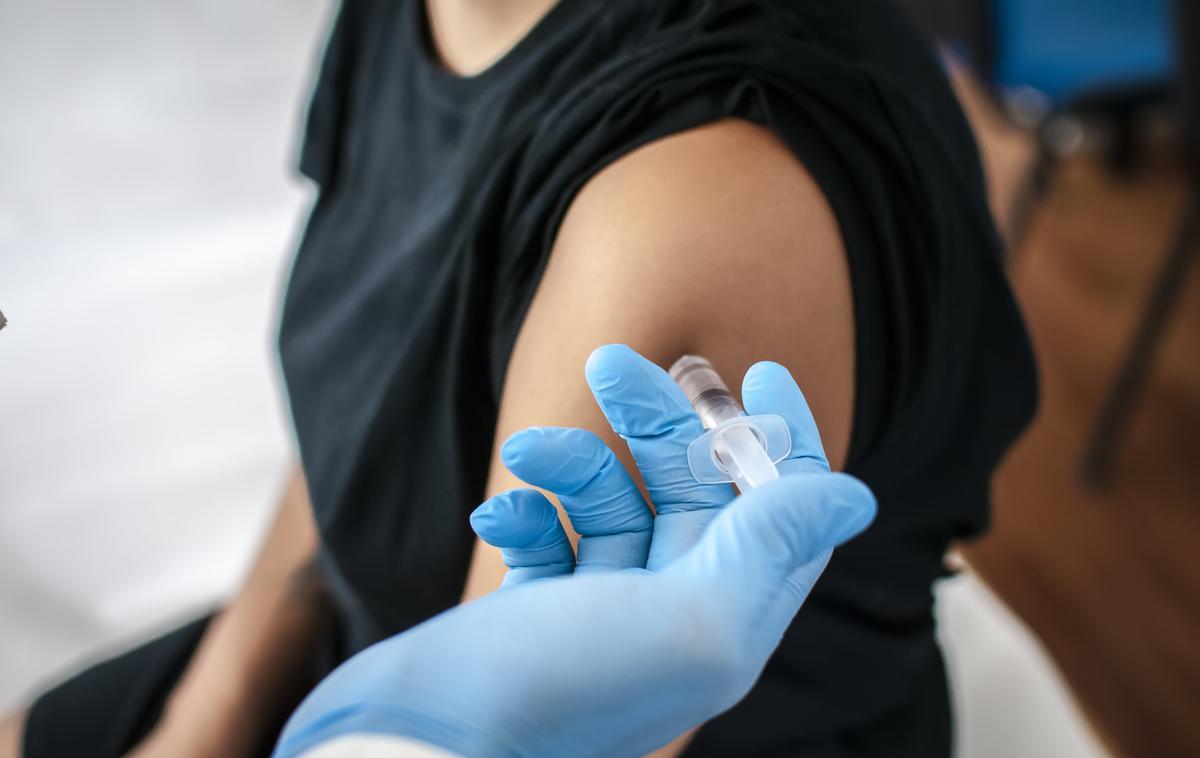 cepljenje | Virusi gripe se stalno spreminjajo, zato se spreminja tudi cepivo. Tako letošnje cepivo proti sezonski gripi vsebuje štiri različne antigene virusov gripe, za katere znanstveniki pričakujejo, da bodo krožili v prihajajoči sezoni gripe, so še zapisali na NIJZ. | Foto Thinkstock