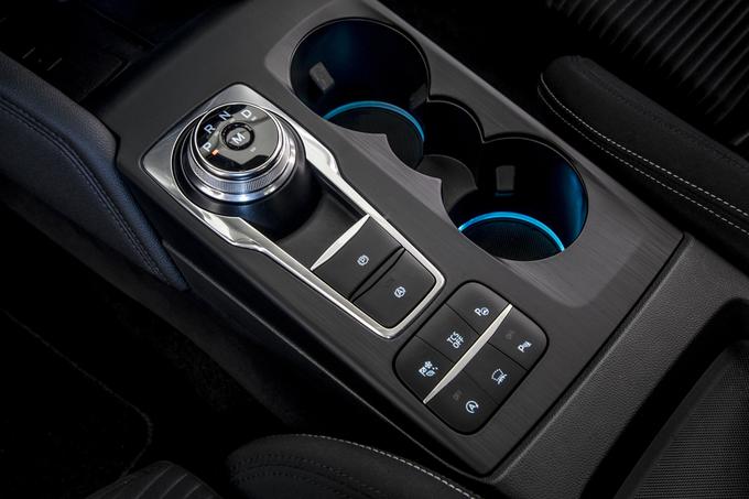 Vrtilni gumb za upravljanje s samodejnim menjalnikom in tipke, prek katerih nastavljamo izbiro voznega profila (eco, normal, sport), prikazovalnik HUD, samodejno parkiranje in podobno. | Foto: Ford