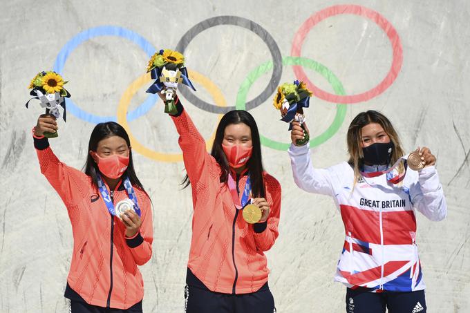 Na olimpijskem odru je stala skupaj s prijateljicama Sakuro Yosozumi in Kokono Hiraki. | Foto: Guliverimage/Vladimir Fedorenko