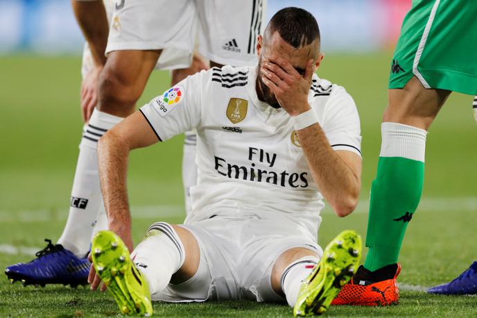 Real Madrid Karim Benzema | Francoski nogometaš Karim Benzema si je januarja 2019 na tekmi Reala proti Betisu hudo poškodoval mezinec na desni roki in še vedno nastopa s povito roko. Še vedno okreva ali gre za vraževerje, saj je od poškodbe pravi stroj za gole.  | Foto Reuters