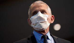 Vodilni ameriški strokovnjak: maske bo treba nositi tudi leta 2022