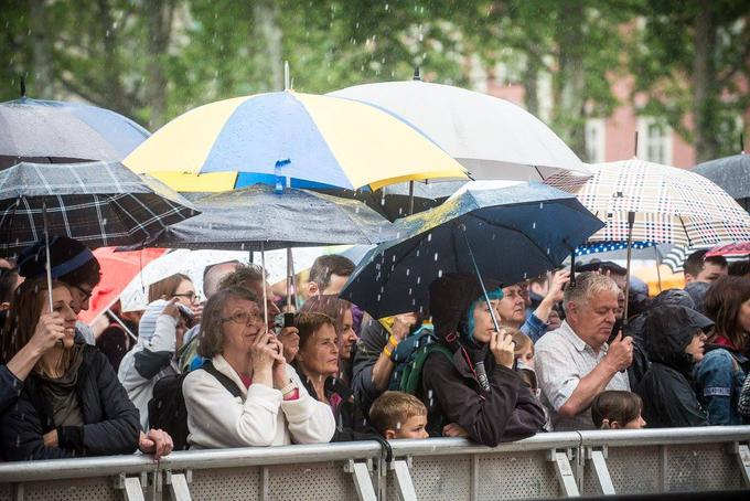 Kljub dežju se je na Kongresnem trgu zbrala lepa množica gledalcev. | Foto: Facebook/Triglav The Rock Ljubljana