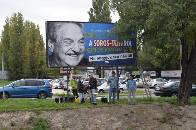 Ameriško-madžarski milijarder George Soros je bil v zadnjih letih pogosto tarča Fideszovih plakatov (na fotografiji je plakat iz leta 2017). Letos pa se je Orban odločil, da ne bo nabiral glasov z udrihanjem po Sorosu. Ta je Orbanu trn v peti predvsem zaradi zagovarjanja politike odprtih mej za priseljence. | Foto: Guliverimage/Vladimir Fedorenko