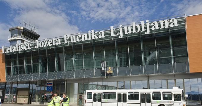 V nasprotju z graškim letališčem se ljubljansko ne more pohvaliti s primerljivo dobro povezanostjo z javnim prevozom. | Foto: Bor Slana
