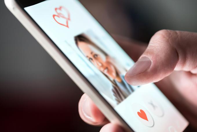 Epidemija je gotovo pomagala, da se je število uporabnikov spletnih strani in aplikacij za zmenke (tudi v Evropi) močno povečalo, skoraj ena petina vprašanih pa je tako v zadnjem letu našla svojo ljubezen.  | Foto: Getty Images