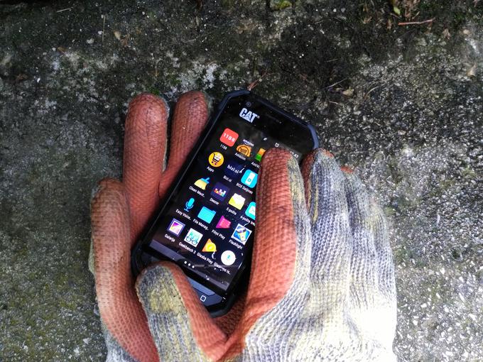 Čeprav pri Caterpillarju trdijo nasprotno, je upravljanje z delavskimi rokavicami vse prej kot mačji kašelj. | Foto: Andrej J. Pirnat