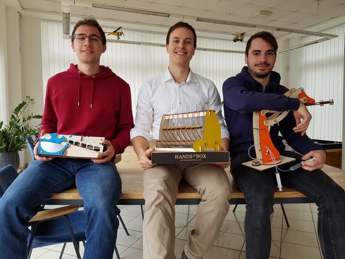 Za pametnimi napravami HandsOnBox stojijo (od leve proti desni) Janez Goršin, Tilen Tomazin in David Žuraj. | Foto: HandsOnBox