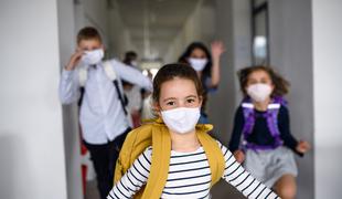 "Otroci in najstniki pogosteje širijo okužbo z novim virusom" #video