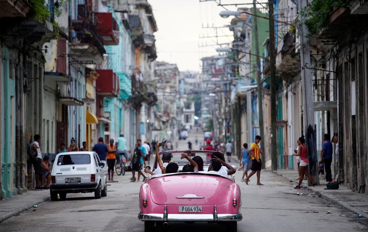 Kuba turisti | Kubanski državni telekomunikacijski monopolist ETECSA bo 6. decembra Kubankam in Kubancem omogočil dostop do interneta prek njihovih mobilnih naprav. | Foto Reuters