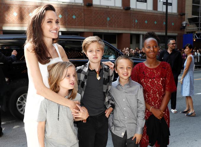 Angelina Jolie s štirimi od šestih otrok.  | Foto: Reuters