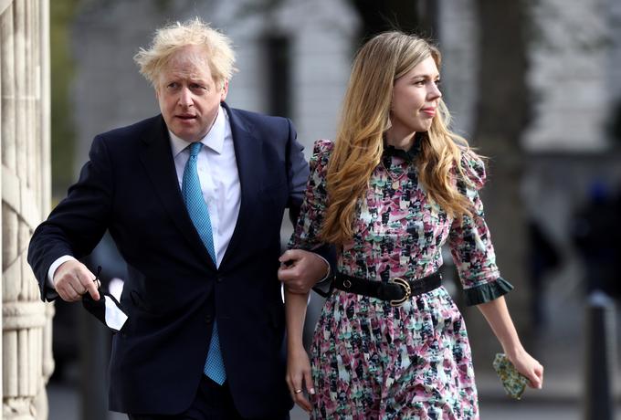 Britanski premier Boris Johnson se je pred tedni zaradi nezakonitih zabav na Downing Streetu v času pandemije (t. i. afera partygate) znašel v težavah. Tako mu ukrajinska kriza, v kateri je London zelo oster in glasen, po svoje pomaga, da delno preusmerja pozornost Britancev stran od lastnih napak. Z ostro politiko do Moskve Britanci zelo odstopajo od Francozov in Nemcev, ki želijo umiriti napetosti s previdno politiko do Rusije. | Foto: Reuters