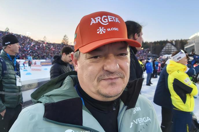 Janez Janžekovič | Janez Janžekovič skrbi, da so slovenski biatlonci siti in srečni. | Foto Simon Kavčič