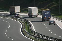 Zaradi prepovedi prometa skozi Karavanke obstalo kakih 150 tovornjakov