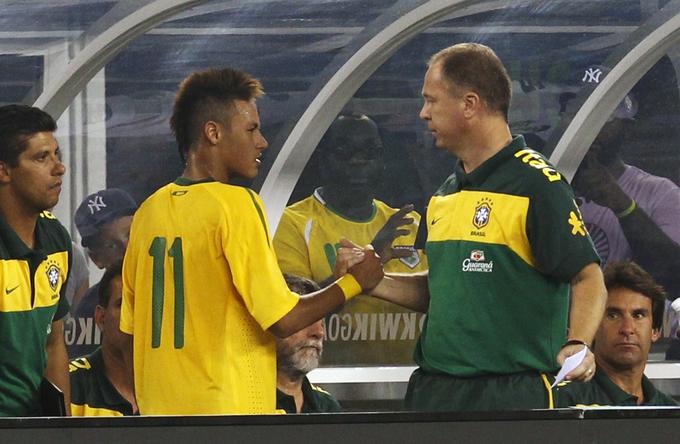 Odlične predstave pri Santosu je opazil tudi tedanji brazilski selektor Mano Menezes, ki je Neymarja povabil zraven, ta pa mu je hitro pokazal, da se ni zmotil. Brazilec se je med strelce vpisal že ob debiju na prijateljski tekmi proti ZDA. | Foto: Reuters