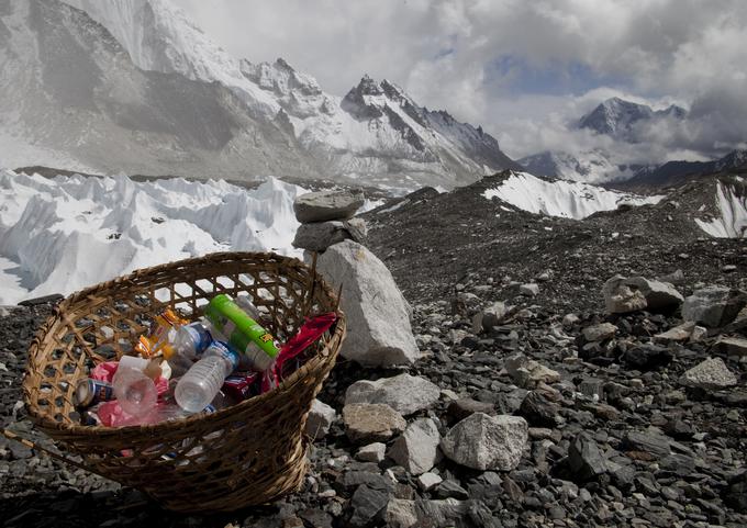 Kulinarična odprava na goro zaradi velike onesnaženosti z odpadki, ki jih za sabo puščajo alpinisti, sproža veliko pomislekov. | Foto: Reuters