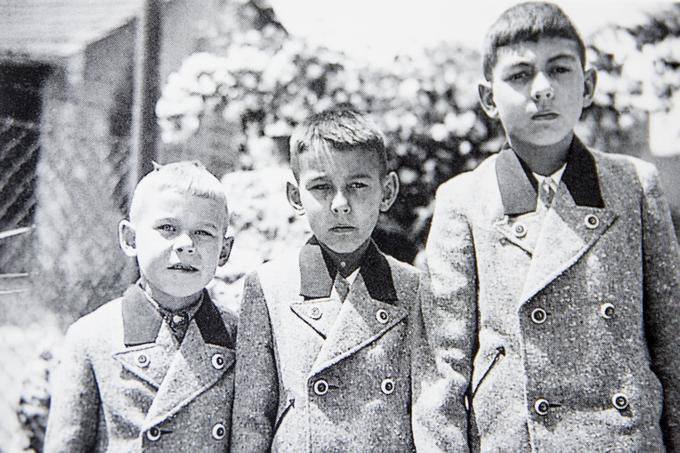 Bine (na levi) z bratoma Rajkom in Petrom leta 1934. | Foto: Ana Kovač