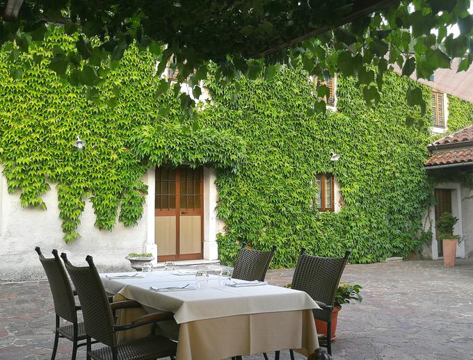 Mahorčič se lahko v toplih mesecih pohvali z enim prijetnejših gostinskih vrtov. | Foto: Miha First
