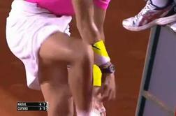 Rafael Nadal se je preoblekel kar sredi igrišča (video)