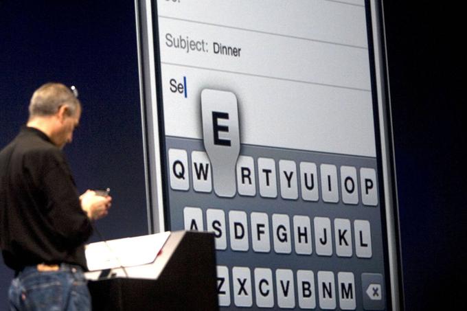 Steve Jobs zbranim novinarjem demonstrira, kako deluje iPhonov zaslon na dotik. Med predstavitvijo je imel Apple domnevno precejšnje težave z iPhonom, ki ga je za prikaz funkcij uporabljal Jobs, toda iPhoni so kasneje delovali tako, kot so obljubljali pri Applu. | Foto: AP / Guliverimage