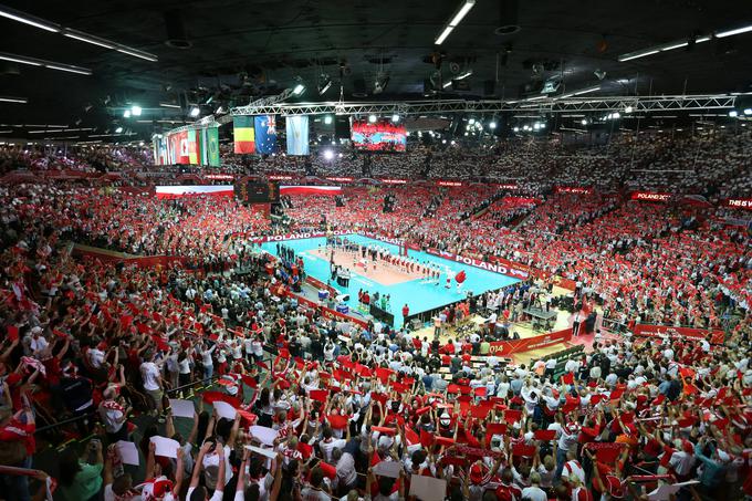 Arena Spodek, ki sprejme 11 tisoč gledalcev, je za polfinale Poljska - Slovenija razprodana. Na fotografiji prizor iz leta 2014, ko so Poljaki v njej postali svetovni prvaki. Naslov so ubranili leta 2018. | Foto: Guliverimage/Vladimir Fedorenko