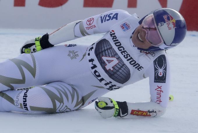 Lindsey Vonn je po prihodu v cilj v bolečinah obležala na tleh. | Foto: Reuters