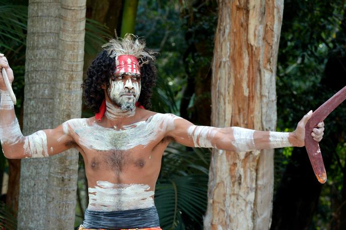 Aborigin | Aborigini veljajo za najstarejšo ohranjeno kulturo na svetu, celino pa naseljujejo že več kot 65 tisoč let. V avstralski ustavi niso omenjeni, po desetletjih prisilne asimilacije pa so jih šele leta 1967 priznali za državljane. | Foto Shutterstock