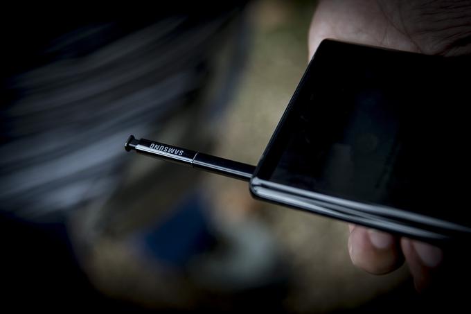 Pisalo S Pen, ki je s pametnim telefonom Samsung Galaxy Note9 dobilo možnost povezljivosti Bluetooth, je zdaj postalo tudi priročen daljinec za predvajanje predstavitev s telefona, za fotografiranje selfijev ali takrat, ko je telefon na stojalu, za upravljanje predvajanje glasbe ... | Foto: Ana Kovač