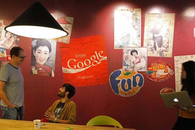 Sproščeno vzdušje v sejni sobi Googlove pisarne v Singapurju. Na steni imajo celo nalepko "Fun", kar v slovenskem prevodu pomeni "zabava". | Foto: Reuters