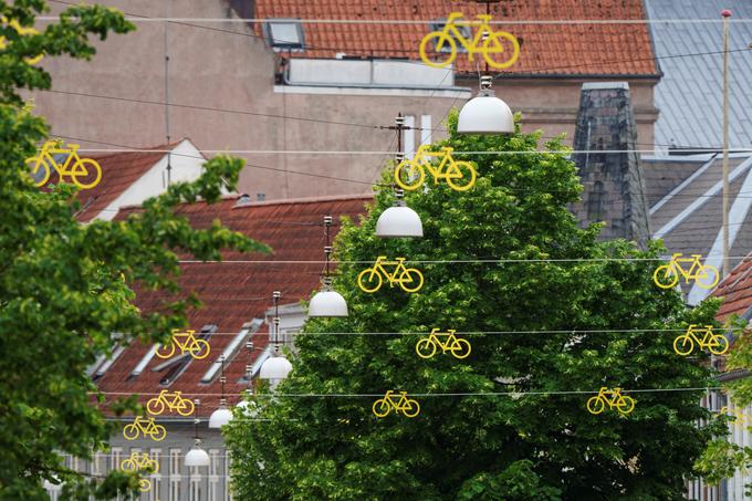 Na Danskem je že vse v znamenju kolesarskega spektakla. Tako je na ulicah Hadersleva. | Foto: Reuters