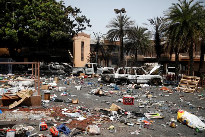 ... izropali in požgali več trgovin ... | Foto: Reuters