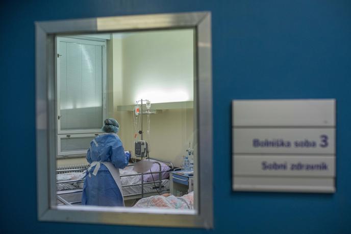 Infekcijska klinika | Komisija za medicinsko etiko obžaluje tudi javne nastope nekaterih zdravnikov, ki v nasprotju s strokovnimi in etičnimi načeli svojega poklica ne nasprotujejo le cepljenju, ampak omalovažujejo tudi stroko, ki naj bi ji pripadali, so zapisali v javnem pismu. | Foto Matej Povše/ UKC Ljubljana