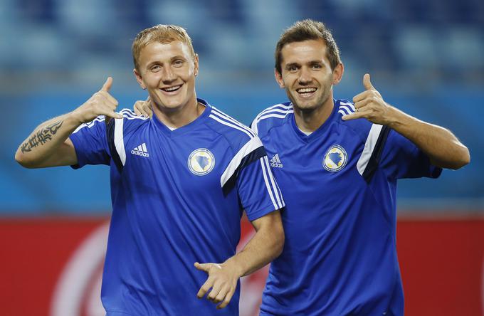 Z reprezentanco BiH je leta 2014 nastopil na svetovnem prvenstvu. Na treningu ni skrival dobre volje s Senadom Lulićem. | Foto: Reuters