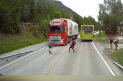 Osupljivo: Kako je tovornjak rešil otrokovo življenje #video