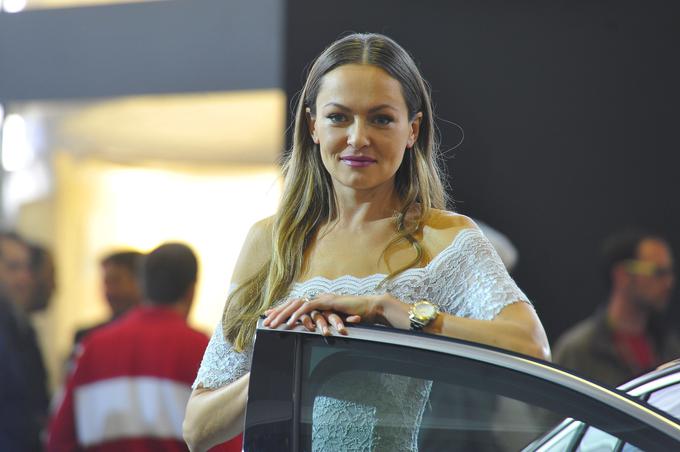 Ob novo Oplovo insignio, eno izmed največjih avtomobilskih zvezd oziroma premier ljubljanskega salona, je stopila manekenka Iryna Osypenko Nemec. | Foto: Jure Gregorčič