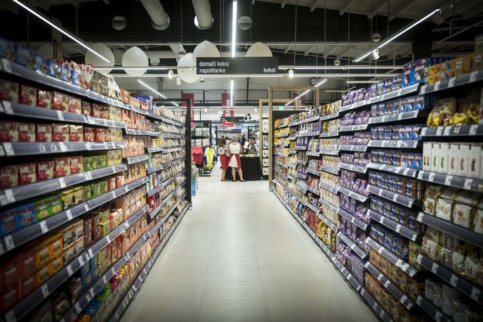 trgovina, trgovske police | Od uvedbe evra na Hrvaškem kupci opažajo, da so v Sloveniji številni izdelki cenejši kot na domačih trgovskih policah.  | Foto Ana Kovač