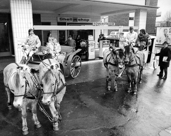 Konjski vpregi v Zahodni Nemčiji v času naftne krize. Fotografija je bila posneta 25. novembra 1973 na t.i. brezavtomobilsko nedeljo. | Foto: Guliverimage/Vladimir Fedorenko