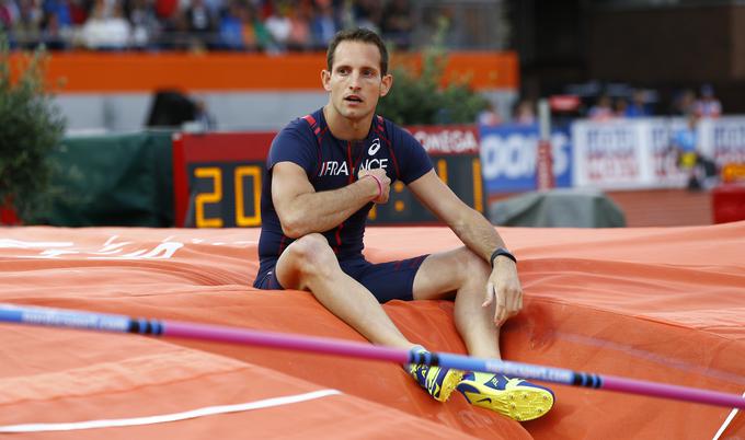 Renaud Lavillenie bi osvojil četrto zaporedno zmago na evropskih prvenstvih, a je po treh neuspešnih poskusih na začetni višini le razočaran obsedel na blazini. | Foto: Reuters