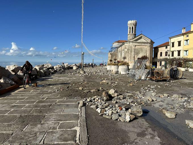 Pripadniki civilne zaščite, gasilci in delavci javnega podjetja Okolje Piran so odstranili veliko večino kamenja, ki ga je razburkano morje v petek in soboto zmetalo na obalo. | Foto: Matic Prevc/STA