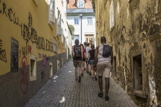 Organizatorji po poteh grafitov v Ljubljani bi si na vodenih ogledih želeli še več domačinov. Urbani pohodi namreč niso namenjeni in zanimivi le turistom, saj tudi na poznano mesto odpirajo drugačno in marsikdaj novo perspektivo. | Foto: Matej Leskovšek