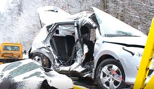 V hudi prometni nesreči dva mrtva in šest poškodovanih #video